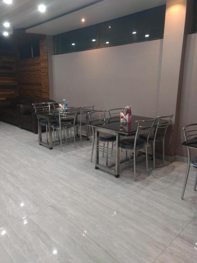 גווהטי Woodland Lodge And Restaurant מראה חיצוני תמונה